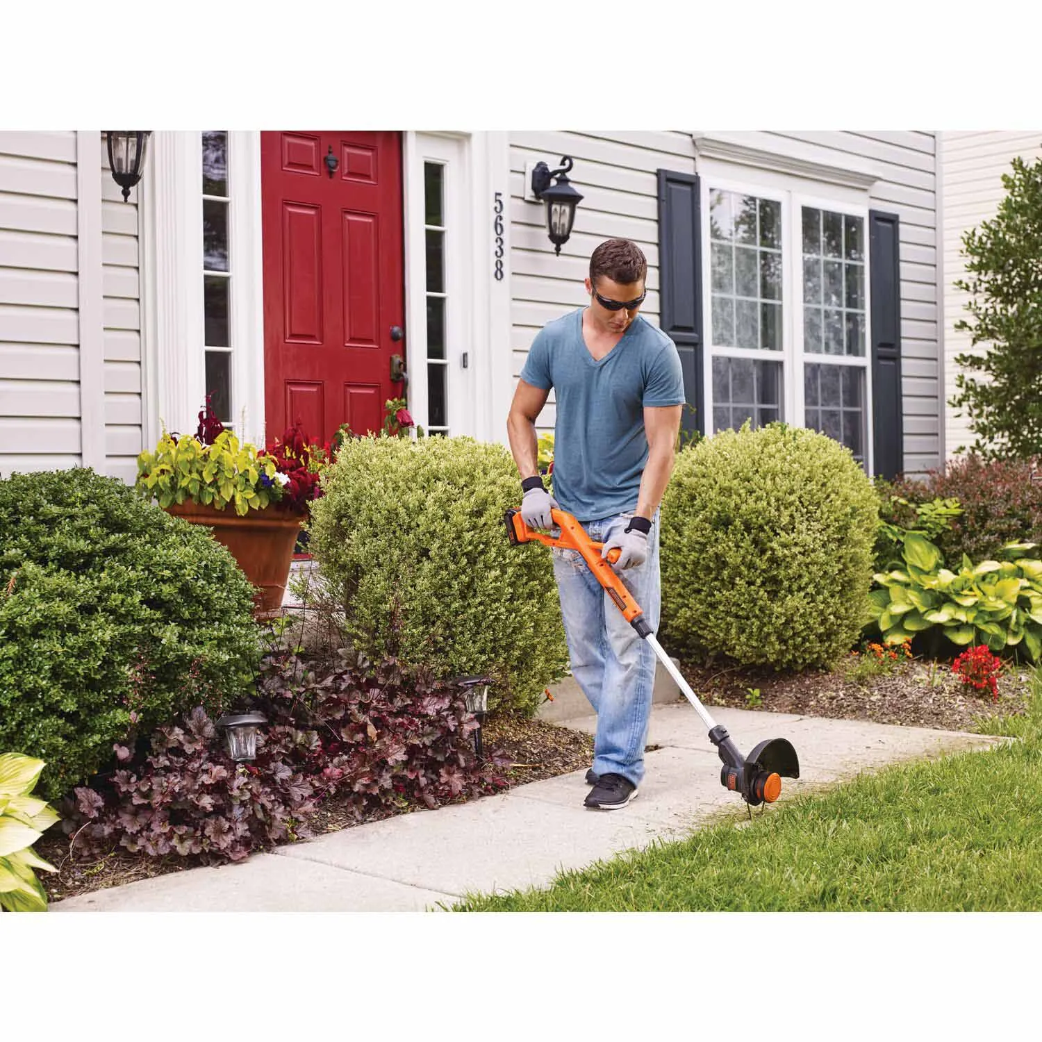 Black & Decker LST201 20-volt MAX 10-in Straight Cordless String Trimmer and Edger