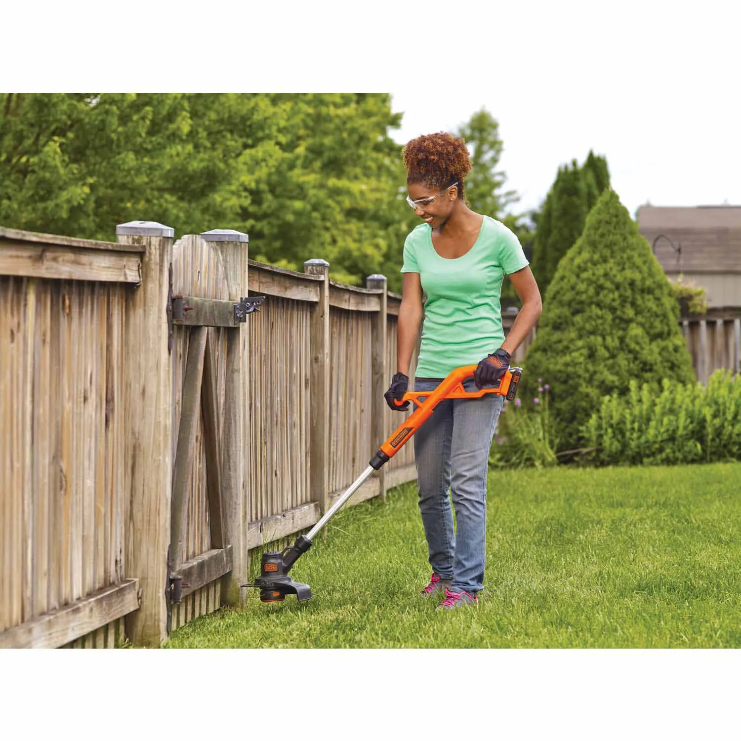 Black & Decker LST201 20-volt MAX 10-in Straight Cordless String Trimmer and Edger